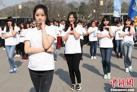 杨超越深色风衣出镜，丸子头配红发绳，少女范十足